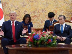 Donald Trump conversa con el presidente surcoreano Moon Jae-in durante un encuentro bilateral en la Casa Azul, en Seúl. AP/S. Walsh