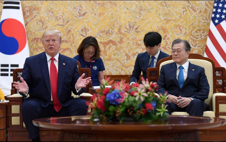 Donald Trump conversa con el presidente surcoreano Moon Jae-in durante un encuentro bilateral en la Casa Azul, en Seúl. AP/S. Walsh