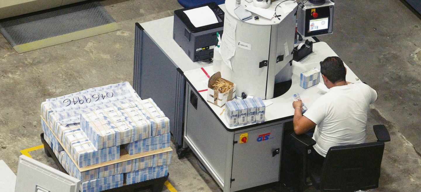 El personal que trabaja rodeado por decenas de millones de pesos fue seleccionado bajo estrictos parámetros de seguridad. EL INFORMADOR / A. Camacho