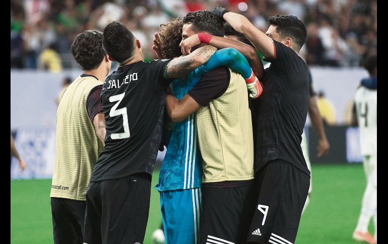 Los jugadores mexicanos se abalanzaron sobre Guillermo Ochoa, el héroe tricolor, en especial Raúl Jiménez (#9), quien falló el primer penalti cobrado por los aztecas. IMAGO7