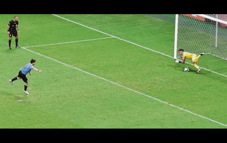 Suárez dispara sin engañar a Gallese, quien ataja el balón. AFP