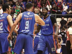 Jugadores de la quinteta jalisciense celebran tras conseguir una agónica victoria ayer en el Domo del Code Alcalde. GIGANTES DE JALISCO