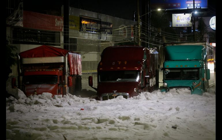 Camiones atascados por el cúmulo de hielo. EL INFORMADOR / F. Atilano