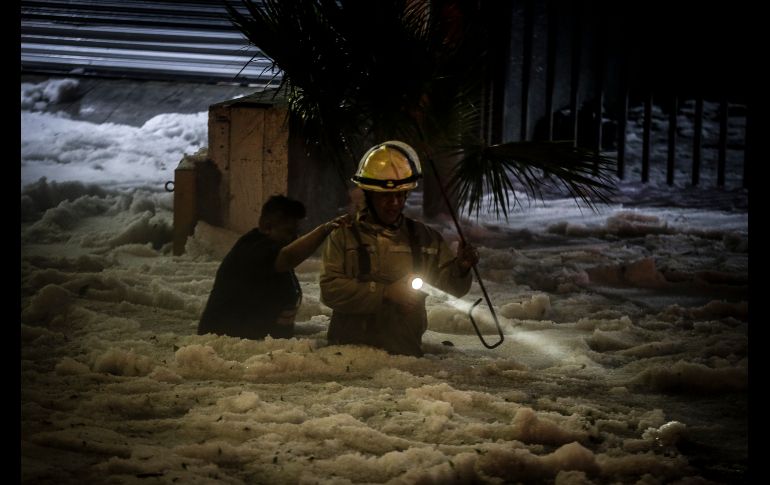 Elementos de Protección Civil auxiliaron a personas atrapadas tras las inundaciones por la fuerte tormenta que azotó la madrugada del domingo a la Zona Metropolitana de Guadalajara. EL INFORMADOR/F. Atilano