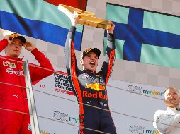 Una penalización de cinco segundos habría privado a Verstappen (C) de su primera victoria de la temporada. EFE/V. Xhemaj