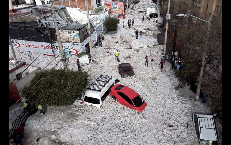 Vehículos quedaron semienterrados por el hielo. AFP/U. Ruiz