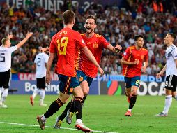 Ruiz (D) celebra tras anotar el primer gol de España con Olmo (I), que anotaría el segundo. AFP/M. Medina