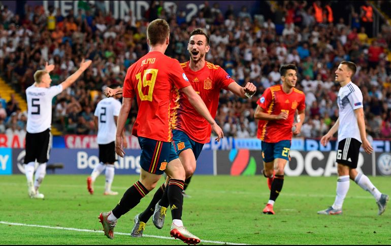 Ruiz (D) celebra tras anotar el primer gol de España con Olmo (I), que anotaría el segundo. AFP/M. Medina