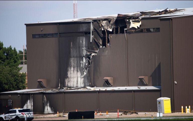 Daños en el hangar donde cayó el avión en el aeropuerto de Addison, Texas. AP/The Dallas Morning News/S. Athuman