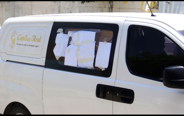 El vehículo que transporta los cuerpos de Óscar Martínez y su hija Valeria llega este domingo al cementerio La Bermeja, en San Salvador. EFE/ M. Lemu