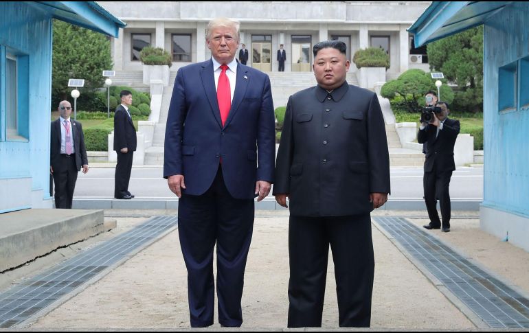 Donald Trump y Kim Jong-un en la Zona Desmilitarizada entre las dos Coreas. AFP/KCNA