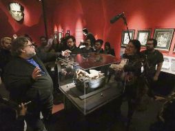 Guillermo del Toro encabezó ayer domingo un recorrido especial para los guías que trabajan en la exposición. ESPECIAL / FICG