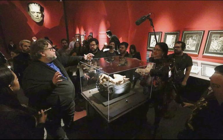 Guillermo del Toro encabezó ayer domingo un recorrido especial para los guías que trabajan en la exposición. ESPECIAL / FICG