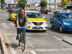 Este medio constató cómo los taxistas se estacionan sobre la vía exclusiva para los ciclistas. EL INFORMADOR/P. López