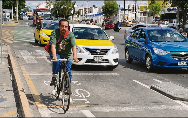 Este medio constató cómo los taxistas se estacionan sobre la vía exclusiva para los ciclistas. EL INFORMADOR/P. López