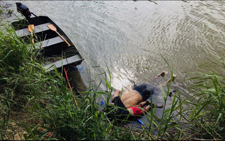 El salvadoreño Óscar Alberto Martínez y su hija murieron ahogados al intentar cruzar el Río Bravo y la fotografía de sus cadáveres junto a la orilla conmocionó a la opinión pública. AFP/ARCHIVO