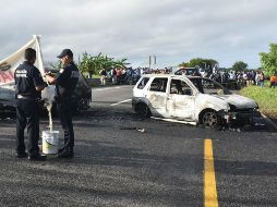 Policías investigan en el sitio del bloqueo en Tabasco. EFE