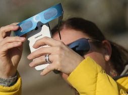 Proteger la lente de la cámara o celular es importante, pero tus ojos también. GETTY IMAGES