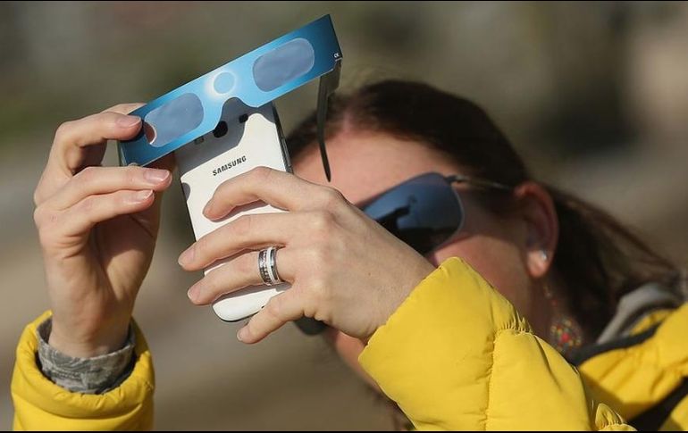 Proteger la lente de la cámara o celular es importante, pero tus ojos también. GETTY IMAGES