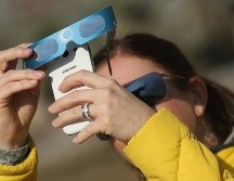 Proteger la lente de la cámara o celular es importante, pero tus ojos también. GETTY IMAGES