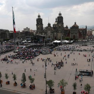 Inicia "bailongo" en el Zócalo a un año del triunfo de AMLO