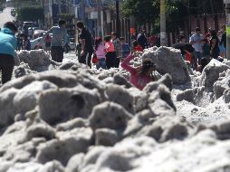 Una inusual granizada cubrió algunas áreas de la zona metropolitana de Guadalajara. AFP