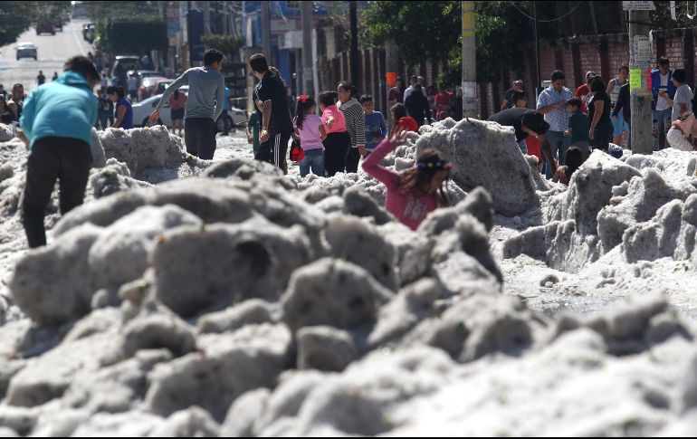 Una inusual granizada cubrió algunas áreas de la zona metropolitana de Guadalajara. AFP
