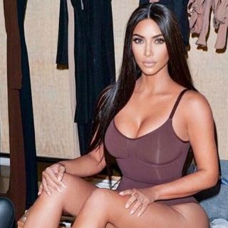 Kim Kardashian retira su línea de fajas por apropiación cultural