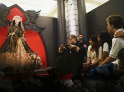 Guillermo del Toro dio personalmente algunos recorridos por su exposición; confirmó que hoy no dará más visitas guiadas. CORTESÍA / FICG