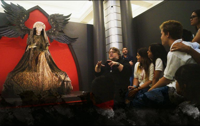 Guillermo del Toro dio personalmente algunos recorridos por su exposición; confirmó que hoy no dará más visitas guiadas. CORTESÍA / FICG