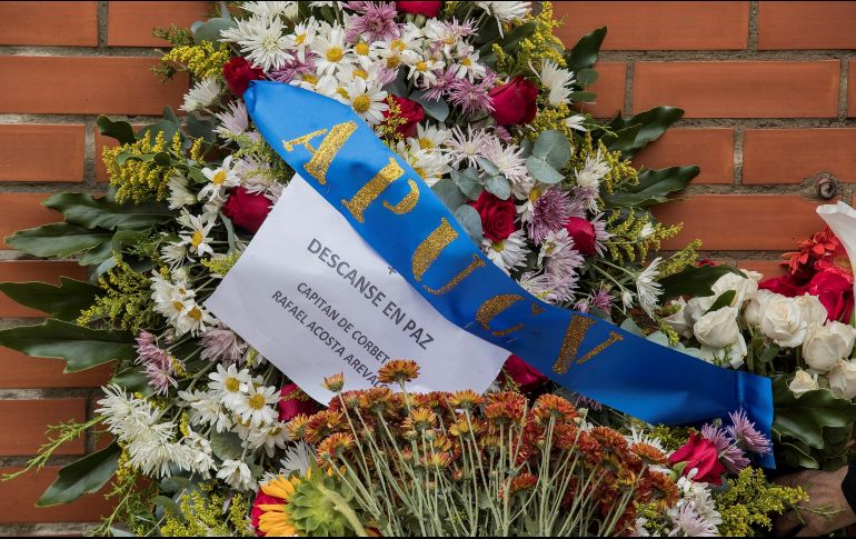 Ofrenda floral en la entrada del Comando General de la Armada Bolivariana en honor al capitán Rafael Acosta Arevalo. EFE/R. Peña