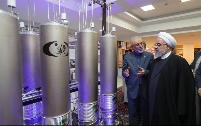 El iraní, Hasán Rohaní, durante una visita a la organización de tecnología nuclear Ali Akbar Salehila, en Teherán. EFE/ Presidencia Iraní