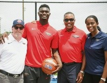 Zion Williamson (segundo de izquierda a derecha) verá acción en la Liga de Verano de la NBA y robará la atención de la mayoría. @pelicansnba