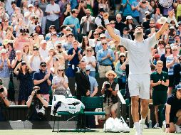 Novak Djokovic inauguró las acciones en la Cancha Central del All England Club, donde busca su cuarta corona de Wimbledon. AFP / A. Dennis