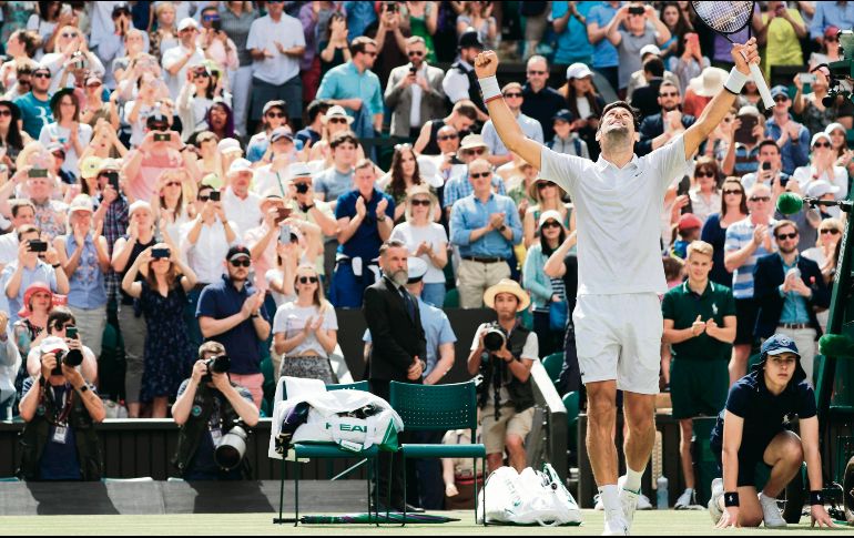 Novak Djokovic inauguró las acciones en la Cancha Central del All England Club, donde busca su cuarta corona de Wimbledon. AFP / A. Dennis