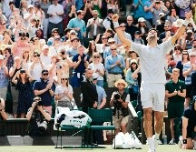 Novak Djokovic inauguró las acciones en la Cancha Central del All England Club, donde busca su cuarta corona de Wimbledon. AFP / A. Dennis