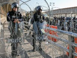 La manifestación provoca el cierre de dicho cruce y un fuerte resguardo policiaco en ambos lados de la frontera. AFP / H. Martínez