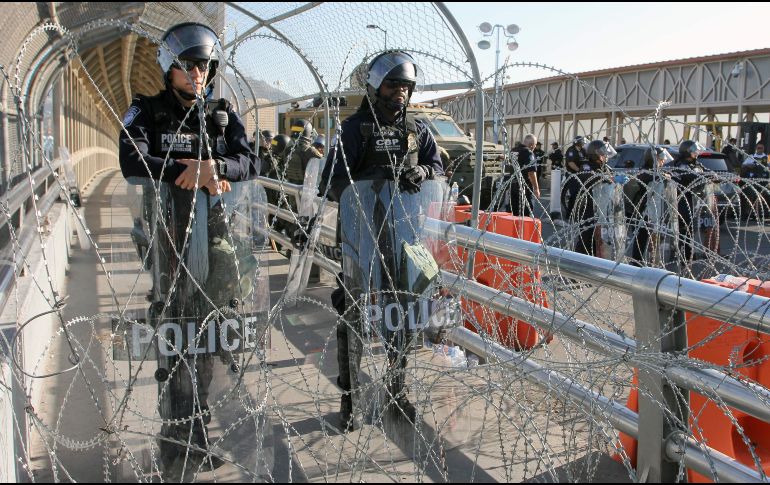 La manifestación provoca el cierre de dicho cruce y un fuerte resguardo policiaco en ambos lados de la frontera. AFP / H. Martínez