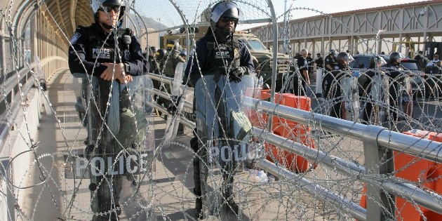 Migrantes protestan en puente de Ciudad Ju&aacute;rez