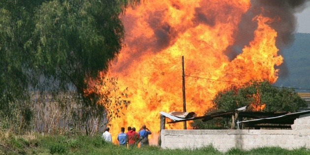 Un desaparecido, tras estallido de ducto en Celaya