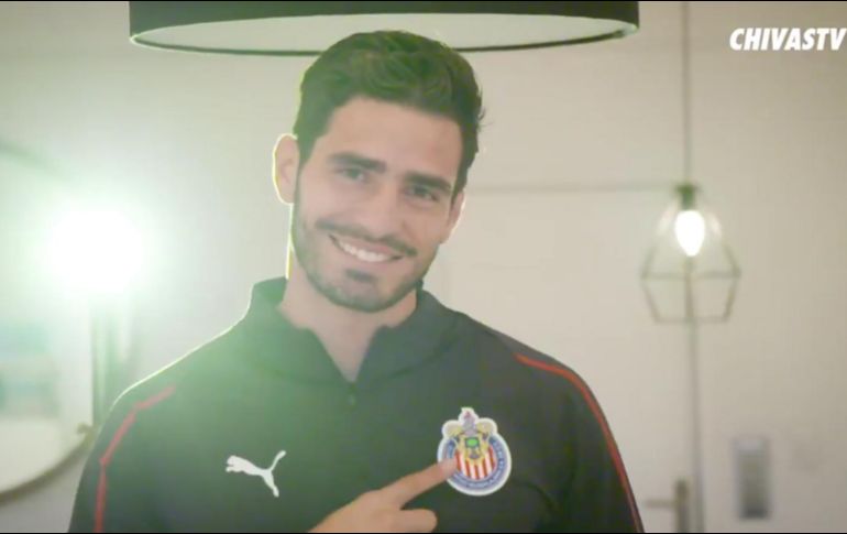 ''De aquí en adelante, seré uno más a luchar por Chivas.  Ya soy Rojiblanco'', indicó en su cuenta de Twitter.  TWITTER / @Chivas