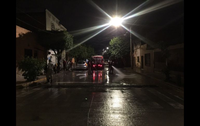 El presidente municipal, Ismael del Toro, detalló que personal de municipal, estatal y federal acudieron a la zona la madrugada de este martes para participar en las labores de limpieza y saneamiento del material que quedó en la vialidad. TWITTER/ @DelToroIsmael