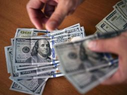 Se estima que el tipo de cambio cotice entre 19.00 y 19.15 pesos por dólar. AFP / ARCHIVO