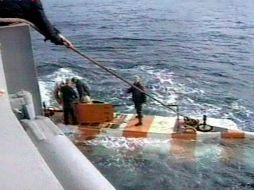 Captura de video que muestra a rescatistas en en el Mar de Barents, como parte de las labores cerca del submarino accidentado. AP/Televisión rusa RU-RTR