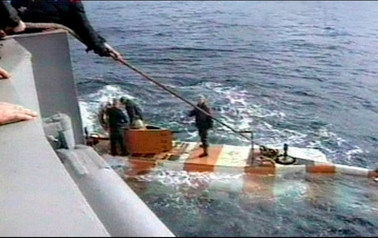 Captura de video que muestra a rescatistas en en el Mar de Barents, como parte de las labores cerca del submarino accidentado. AP/Televisión rusa RU-RTR