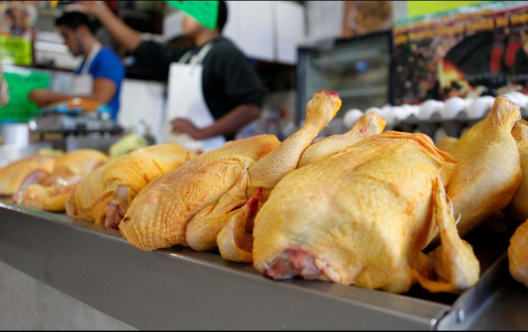 López Obrador menciona que la Secretaría de Economía autorizó cupos de importación de pollo, lo cual garantizará la estabilidad de los precios en el mercado. EL INFORMADOR / ARCHIVO