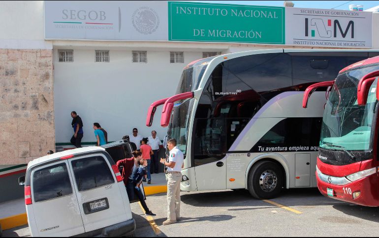Un grupo de migrantes devueltos por EU el mes pasado para esperar su proceso asilo se ven en una instalación del INM de Ciudad Juárez. AFP/ARCHIVO