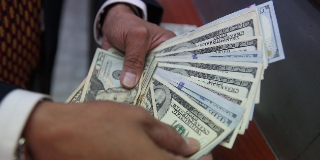 El d&oacute;lar sigue a la baja, cierra a la venta en 19.42 pesos