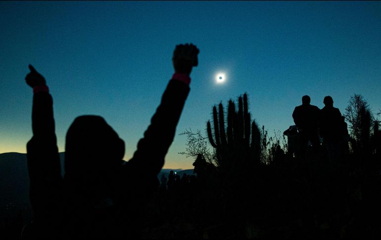 Miles de turistas viajaron a La Serena para ver el eclipse. AP / E. Felix
