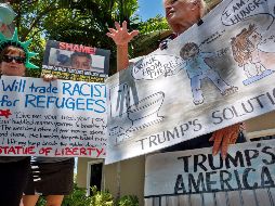Decenas de personas participan este martes en una protesta que pide el desmantelamiento de los centros de detención de inmigrantes. EFE/C. Herrera